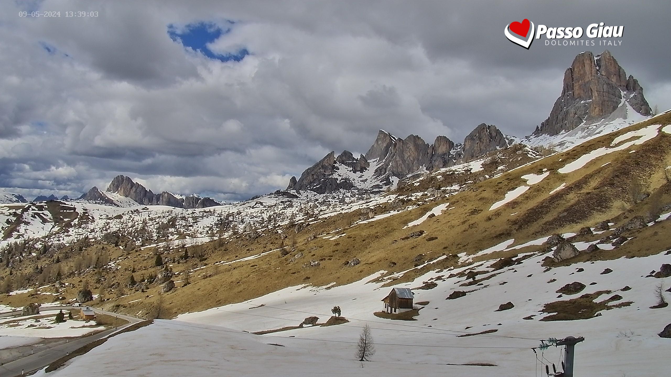 Vista Gruppo del Sella a destra, Monte Pore e Marmolada al centro, WebCam dal Ristorante da Aurelio al Passo Giau Dolomiti 